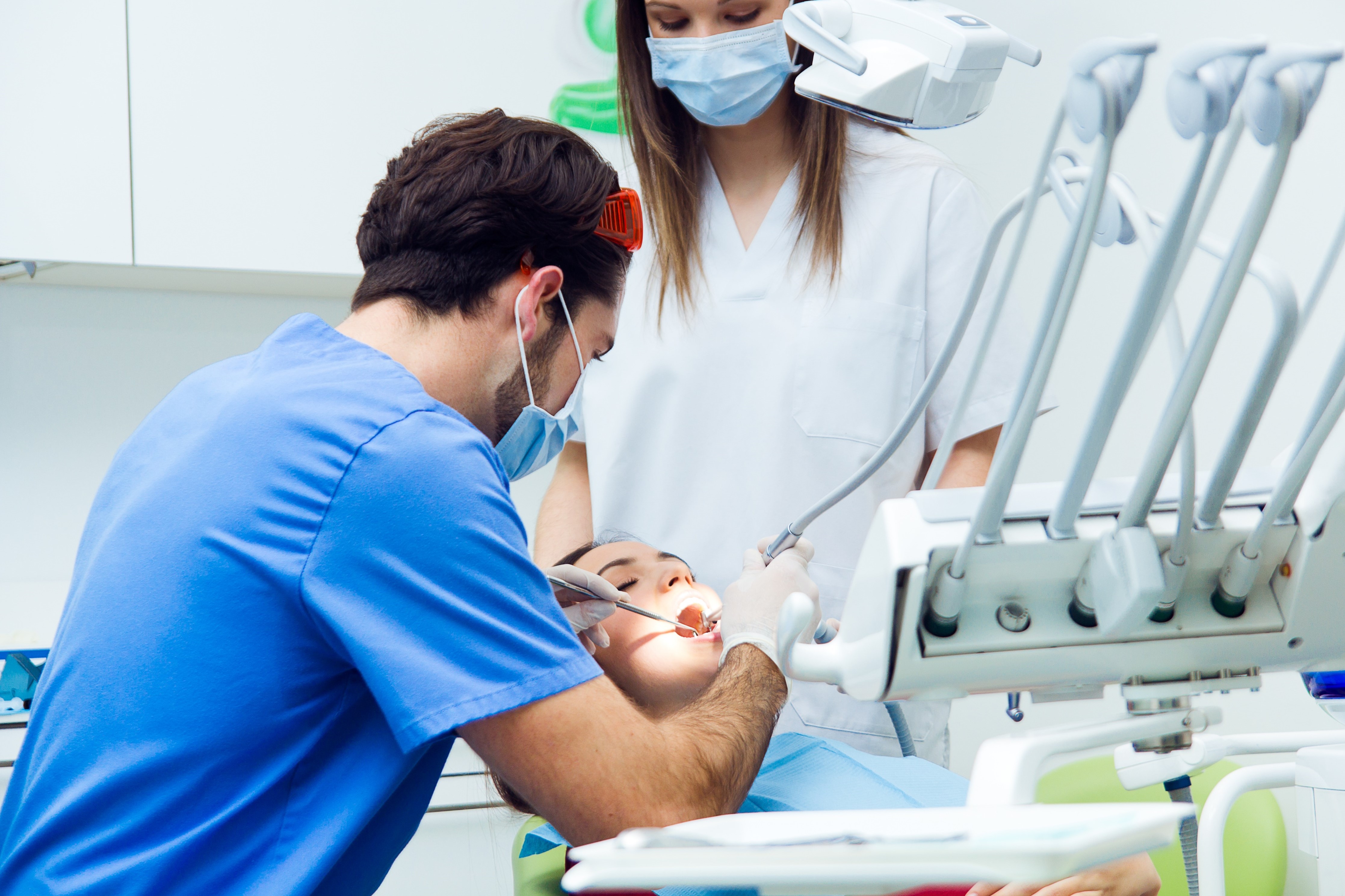 Le chirurgien dentiste et l'assistante dentaire sont exposés à de nombreux polluants dans l'air lors des soins impliquant des outils dynamiques tels que la fraiseuse ou le détartreur